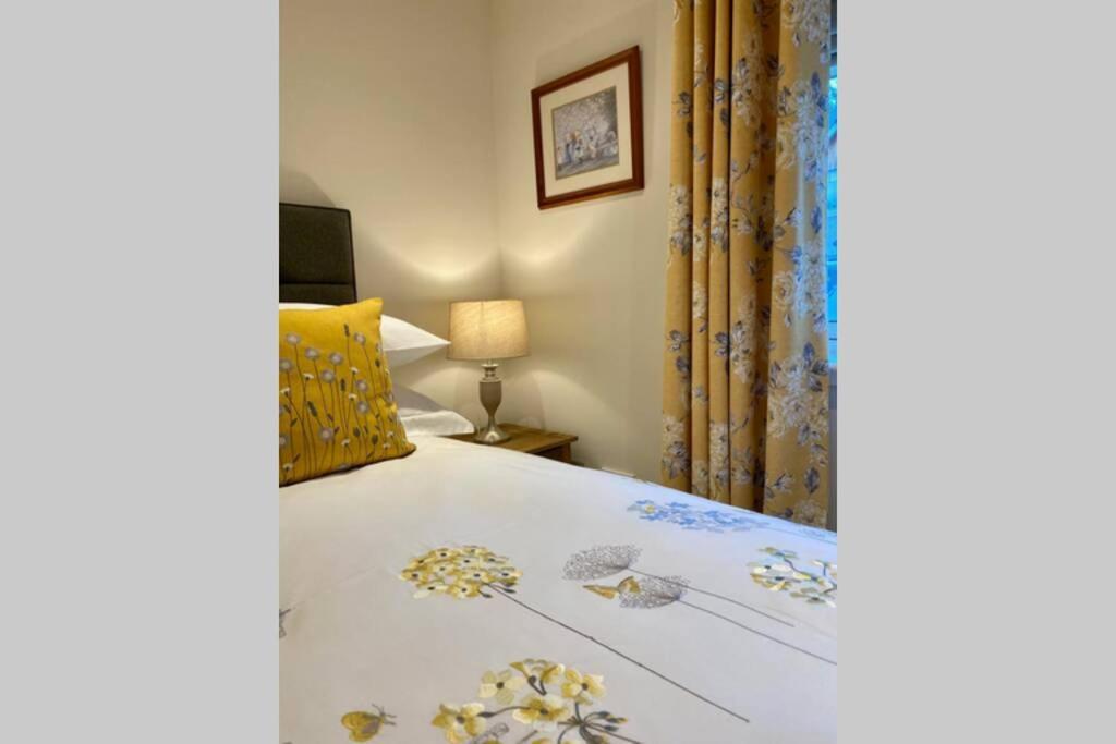 Beautiful 2 Bedroom, 2 Bathroom Flat With Parking. Pitlochry Exteriör bild
