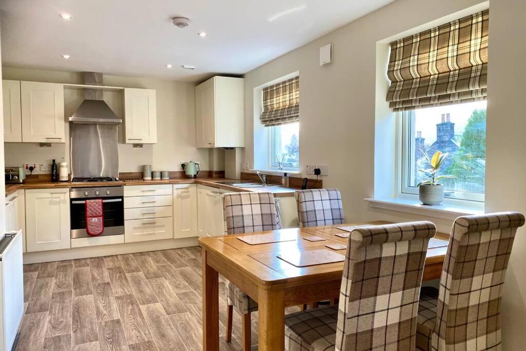 Beautiful 2 Bedroom, 2 Bathroom Flat With Parking. Pitlochry Exteriör bild