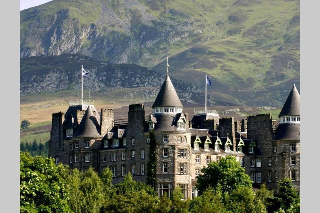 Beautiful 2 Bedroom, 2 Bathroom Flat With Parking. Pitlochry Exteriör bild
