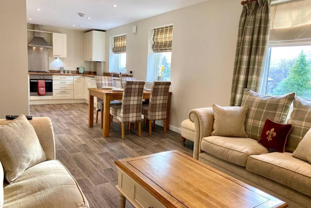 Beautiful 2 Bedroom, 2 Bathroom Flat With Parking. Pitlochry Exteriör bild